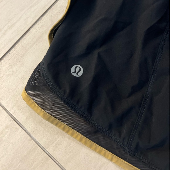 Lululemon running shorts size 6 - Picture 3 of 4